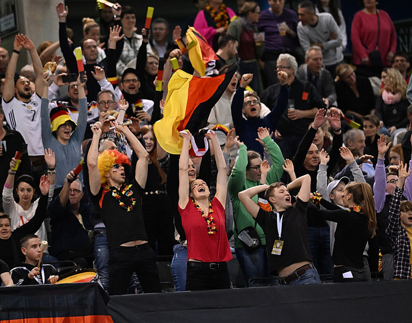 Fans mit Deutschlandfahne beim Davis Cup in Trier 2023