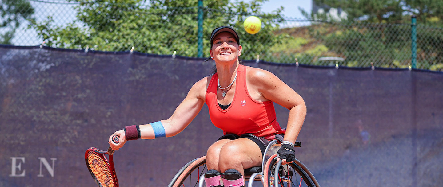 Katharina Krüger schlägt bei den German Wheelchair Open eine Vorhand. Fotograf Claudio Gärtner