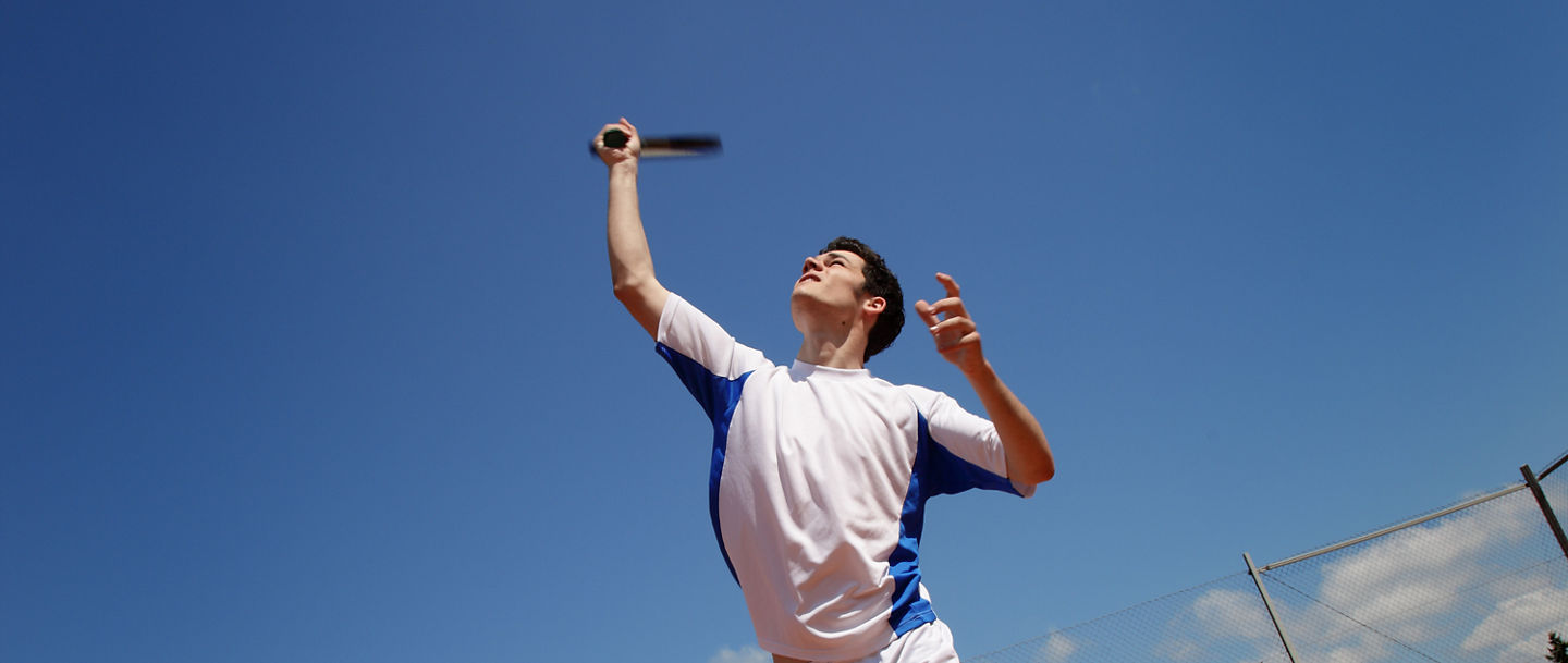 Tennisspieler beim Aufschlag 