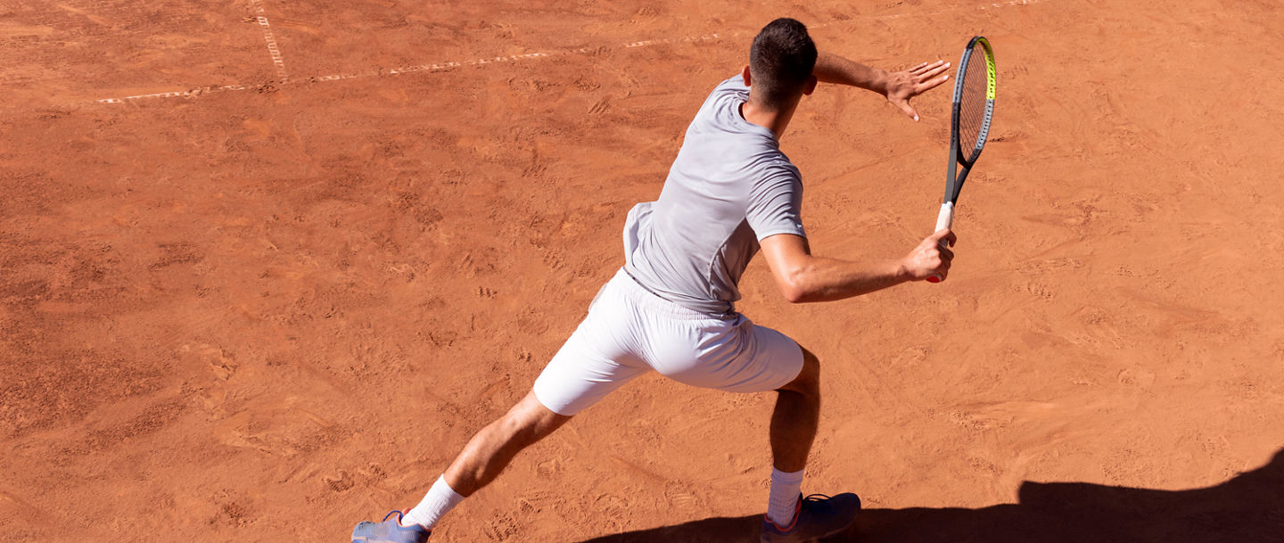 Sandplatz im freien mit Tennisspieler