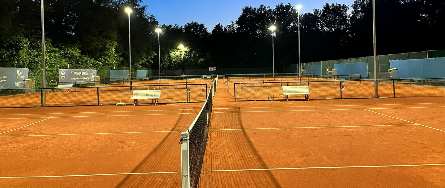 Tennisplatz mit Flutlichtanlage