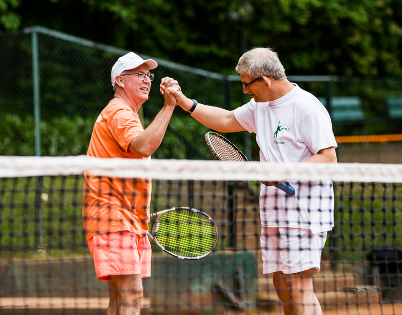 Tennisspieler klatschen sich ab