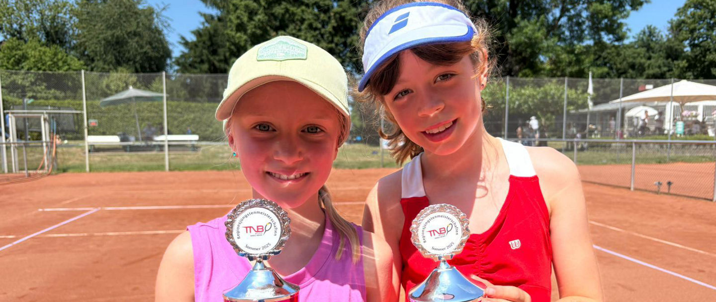 Anabel Mara Feddermann (rechts) gewann das U9-Endspiel gegen Mira Krumbholz. Foto: Tennis-Region Harz-Heide